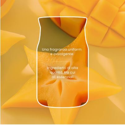 Starfruit And Sunshine – Candela Grande – Yankee Candle 350 Punti 4 Al centro sono raffigurati un mango affettato e un carambolo, affiancati dalla sagoma bianca di una bottiglia. Il testo in italiano all’interno del contorno sottolinea una “fragranza uniforme e avvolgente” con “ingredienti di alta qualità, tra cui oli essenziali”. Il design vivace evoca le note rinfrescanti della candela “Star Fruit And Sunshine - Candela Grande” di Yankee Candle.